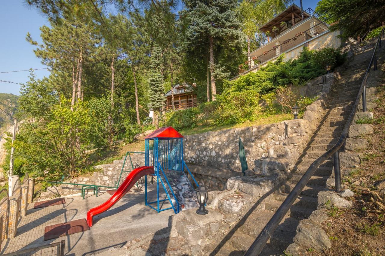 Dunjarica Villa *